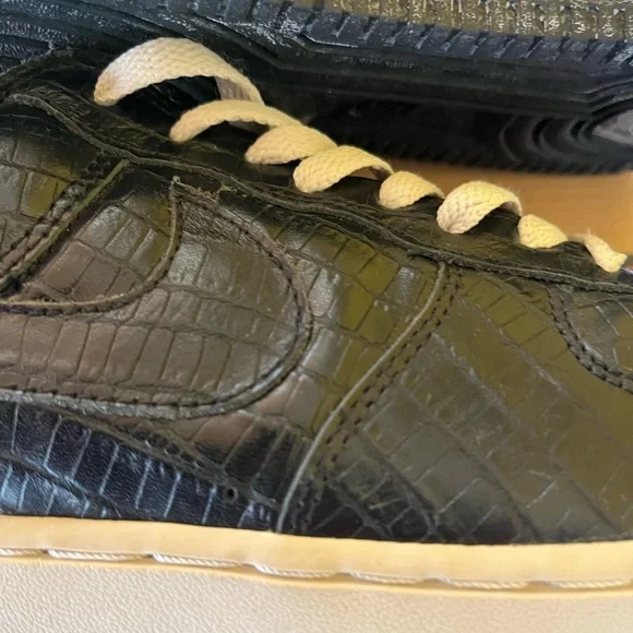 Classic Black Crocodile-Pattern Sneakers - Picture 15 of 16